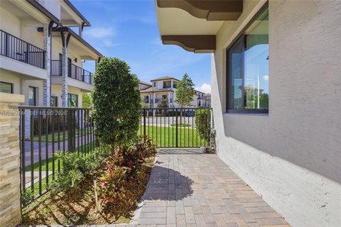 Townhouse in Doral, Florida 3 bedrooms, 179.21 sq.m. № 2172591 - photo 26