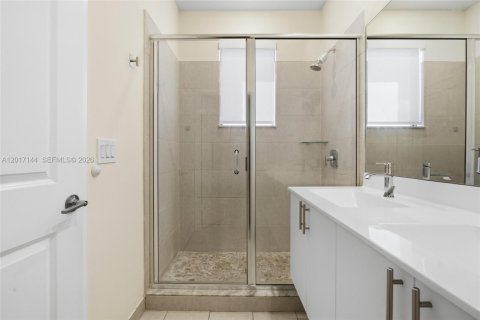 Townhouse in Doral, Florida 3 bedrooms, 179.21 sq.m. № 2172591 - photo 20