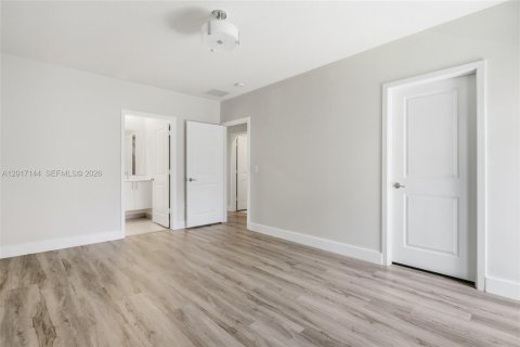 Townhouse in Doral, Florida 3 bedrooms, 179.21 sq.m. № 2172591 - photo 15