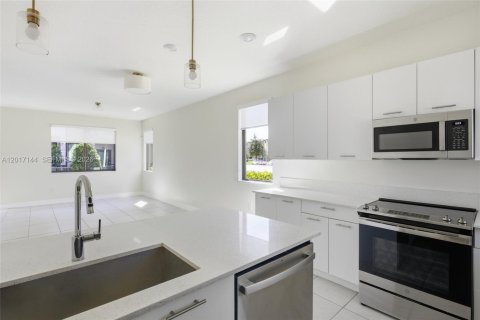 Townhouse in Doral, Florida 3 bedrooms, 179.21 sq.m. № 2172591 - photo 8