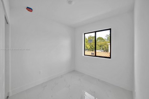 House in Miami, Florida 3 bedrooms, 229.93 sq.m. № 1968530 - photo 9