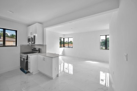 House in Miami, Florida 3 bedrooms, 229.93 sq.m. № 1968530 - photo 7