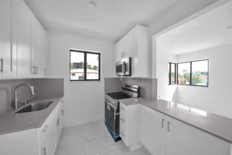 House in Miami, Florida 3 bedrooms, 229.93 sq.m. № 1968530 - photo 5