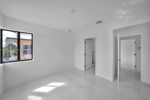 House in Miami, Florida 3 bedrooms, 229.93 sq.m. № 1968530 - photo 8
