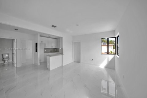 House in Miami, Florida 3 bedrooms, 229.93 sq.m. № 1968530 - photo 3