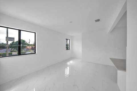 House in Miami, Florida 3 bedrooms, 229.93 sq.m. № 1968530 - photo 2