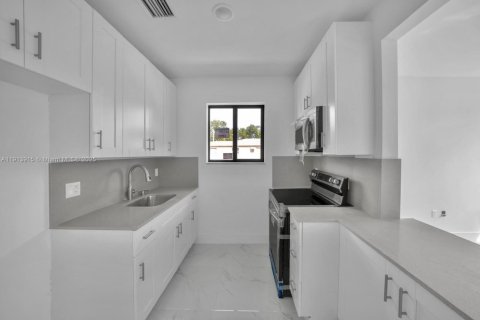 House in Miami, Florida 3 bedrooms, 229.93 sq.m. № 1968530 - photo 6