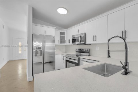 Villa ou maison à louer à Hialeah Gardens, Floride: 2 chambres, 97.83 m2 № 1942050 - photo 19