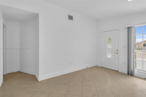 Casa en alquiler en Hialeah Gardens, Florida, 2 dormitorios, 97.83 m2 № 1942050 - foto 9