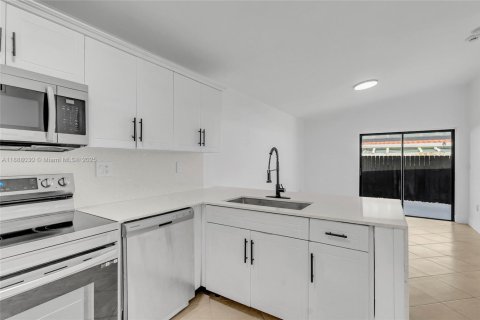 Casa en alquiler en Hialeah Gardens, Florida, 2 dormitorios, 97.83 m2 № 1942050 - foto 21
