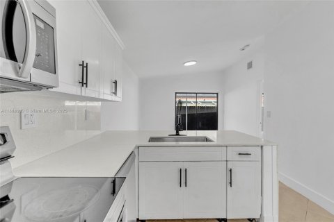 Casa en alquiler en Hialeah Gardens, Florida, 2 dormitorios, 97.83 m2 № 1942050 - foto 20