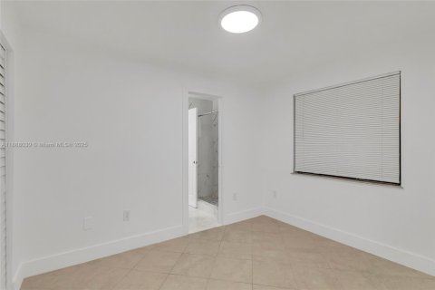 Villa ou maison à louer à Hialeah Gardens, Floride: 2 chambres, 97.83 m2 № 1942050 - photo 11