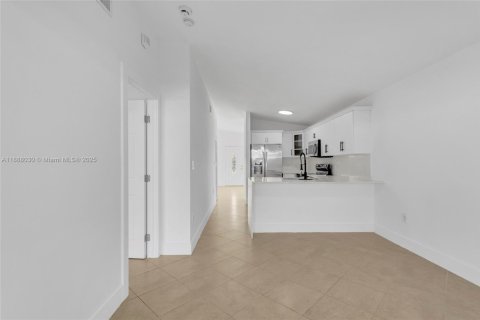 Casa en alquiler en Hialeah Gardens, Florida, 2 dormitorios, 97.83 m2 № 1942050 - foto 17