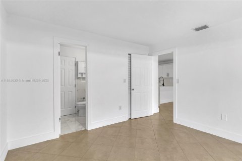 Casa en alquiler en Hialeah Gardens, Florida, 2 dormitorios, 97.83 m2 № 1942050 - foto 15