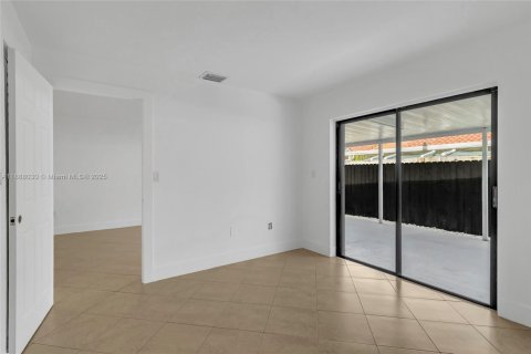 Casa en alquiler en Hialeah Gardens, Florida, 2 dormitorios, 97.83 m2 № 1942050 - foto 16