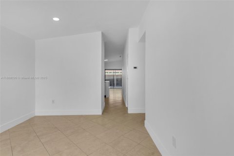 Casa en alquiler en Hialeah Gardens, Florida, 2 dormitorios, 97.83 m2 № 1942050 - foto 6