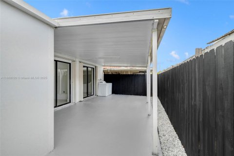 Casa en alquiler en Hialeah Gardens, Florida, 2 dormitorios, 97.83 m2 № 1942050 - foto 25