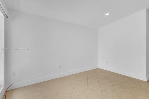 Casa en alquiler en Hialeah Gardens, Florida, 2 dormitorios, 97.83 m2 № 1942050 - foto 8