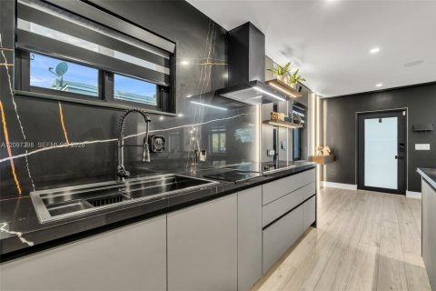 Villa ou maison à vendre à Miami, Floride: 3 chambres, 107.86 m2 № 2391942 - photo 11