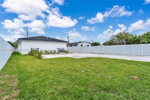 Propiedad comercial en venta en Miami, Florida, 222.97 m2 № 1461391 - foto 24