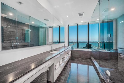 Condo in Miami, Florida, 4 bedrooms  № 2026811 - photo 23