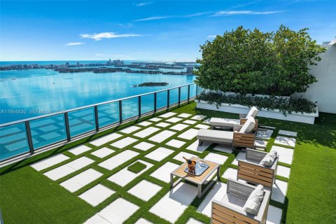 Condo in Miami, Florida, 4 bedrooms  № 2026811 - photo 8