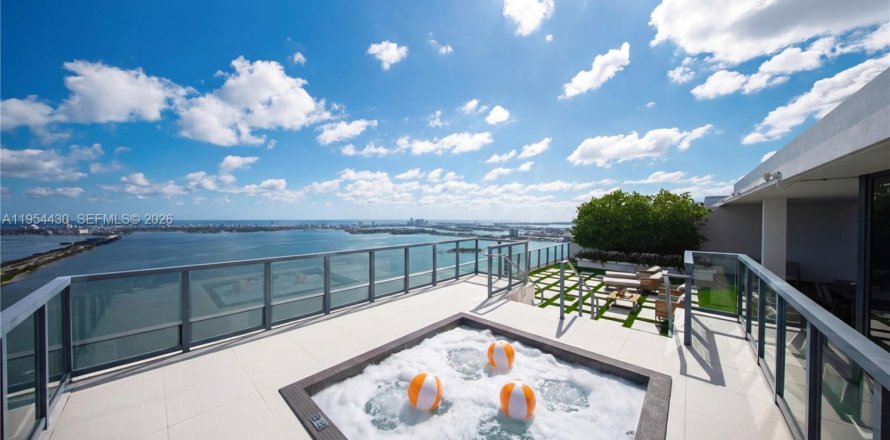 Condo in Miami, Florida, 4 bedrooms  № 2026811