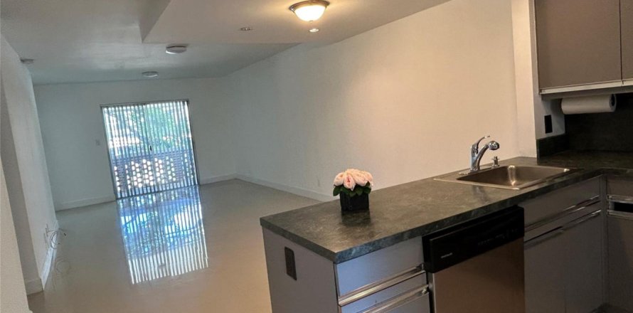 Condo à Pompano Beach, Floride, 2 chambres  № 2154510