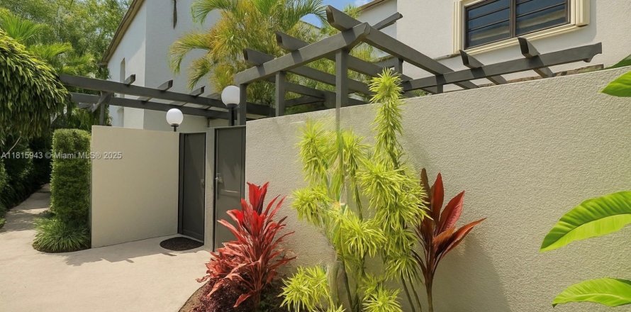 Townhouse in Miami, Florida 3 bedrooms, 125.33 sq.m. № 1775786