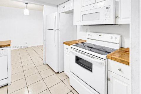 Villa ou maison à louer à Tamarac, Floride: 2 chambres, 103.86 m2 № 2153488 - photo 6