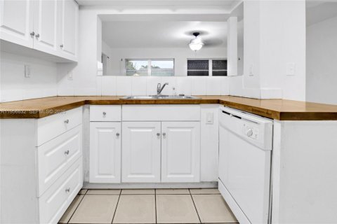 Villa ou maison à louer à Tamarac, Floride: 2 chambres, 103.86 m2 № 2153488 - photo 7