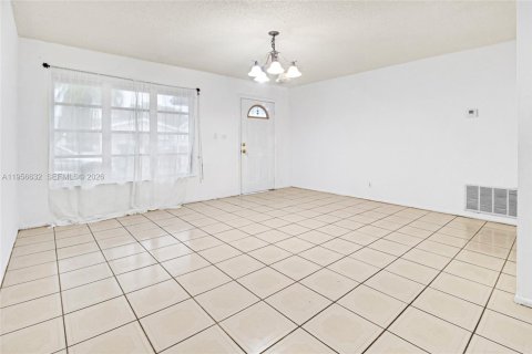 Villa ou maison à louer à Tamarac, Floride: 2 chambres, 103.86 m2 № 2153488 - photo 3