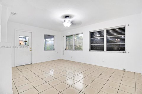 Villa ou maison à louer à Tamarac, Floride: 2 chambres, 103.86 m2 № 2153488 - photo 4