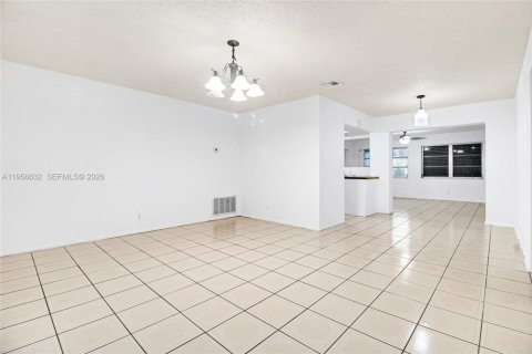 Villa ou maison à louer à Tamarac, Floride: 2 chambres, 103.86 m2 № 2153488 - photo 2