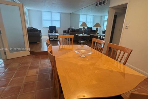 Condo in Fort Lauderdale, Florida, 2 bedrooms  № 2003010 - photo 17