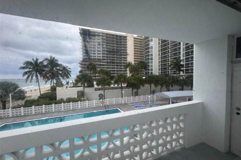 Condo in Fort Lauderdale, Florida, 2 bedrooms  № 2003010 - photo 25