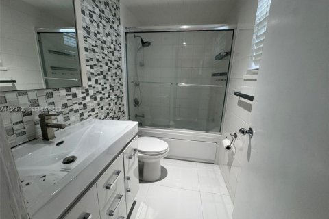 Condo in Fort Lauderdale, Florida, 2 bedrooms  № 2003010 - photo 20