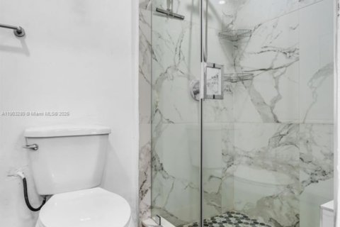 House in Hialeah, Florida 3 bedrooms, 89.19 sq.m. № 1954445 - photo 22