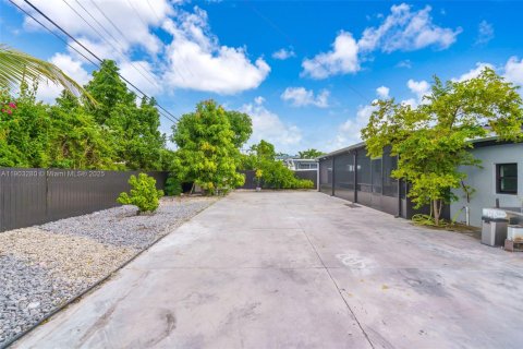 House in Hialeah, Florida 3 bedrooms, 89.19 sq.m. № 1954445 - photo 29