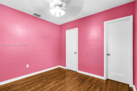 House in Hialeah, Florida 3 bedrooms, 89.19 sq.m. № 1954445 - photo 17