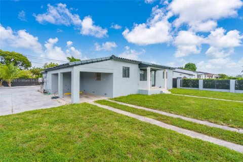House in Hialeah, Florida 3 bedrooms, 89.19 sq.m. № 1954445 - photo 2
