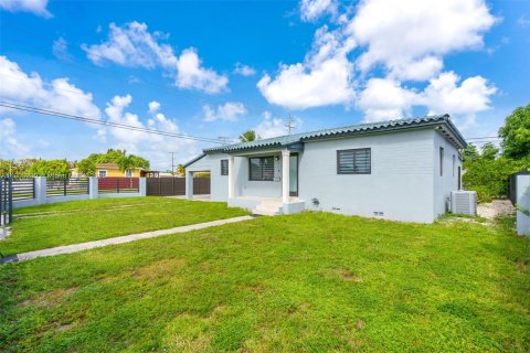 House in Hialeah, Florida 3 bedrooms, 89.19 sq.m. № 1954445 - photo 3