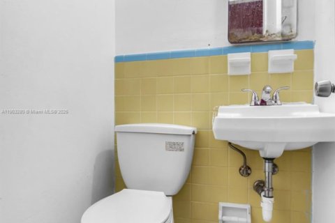 House in Hialeah, Florida 3 bedrooms, 89.19 sq.m. № 1954445 - photo 18