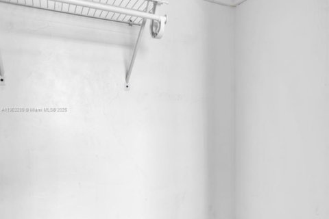 House in Hialeah, Florida 3 bedrooms, 89.19 sq.m. № 1954445 - photo 19