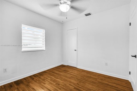 House in Hialeah, Florida 3 bedrooms, 89.19 sq.m. № 1954445 - photo 14