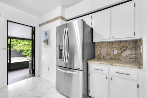 House in Hialeah, Florida 3 bedrooms, 89.19 sq.m. № 1954445 - photo 10