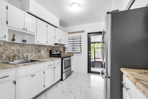 House in Hialeah, Florida 3 bedrooms, 89.19 sq.m. № 1954445 - photo 8