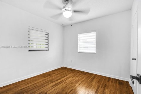 House in Hialeah, Florida 3 bedrooms, 89.19 sq.m. № 1954445 - photo 13