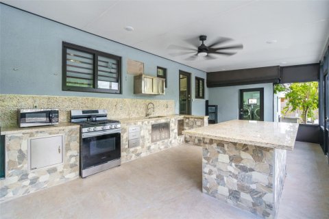 House in Hialeah, Florida 3 bedrooms, 89.19 sq.m. № 1954445 - photo 25