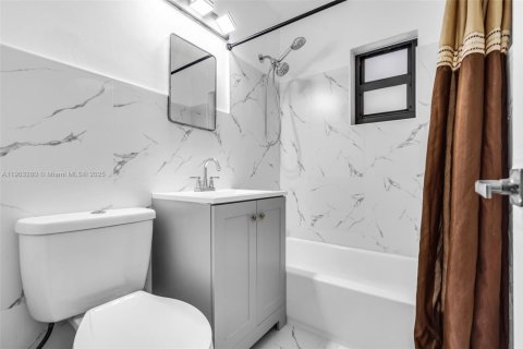 House in Hialeah, Florida 3 bedrooms, 89.19 sq.m. № 1954445 - photo 15